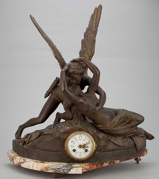 BORDSPENDYL, tennlegering samt marmor. Efter Antoni Canovas "Amor et Psyke".