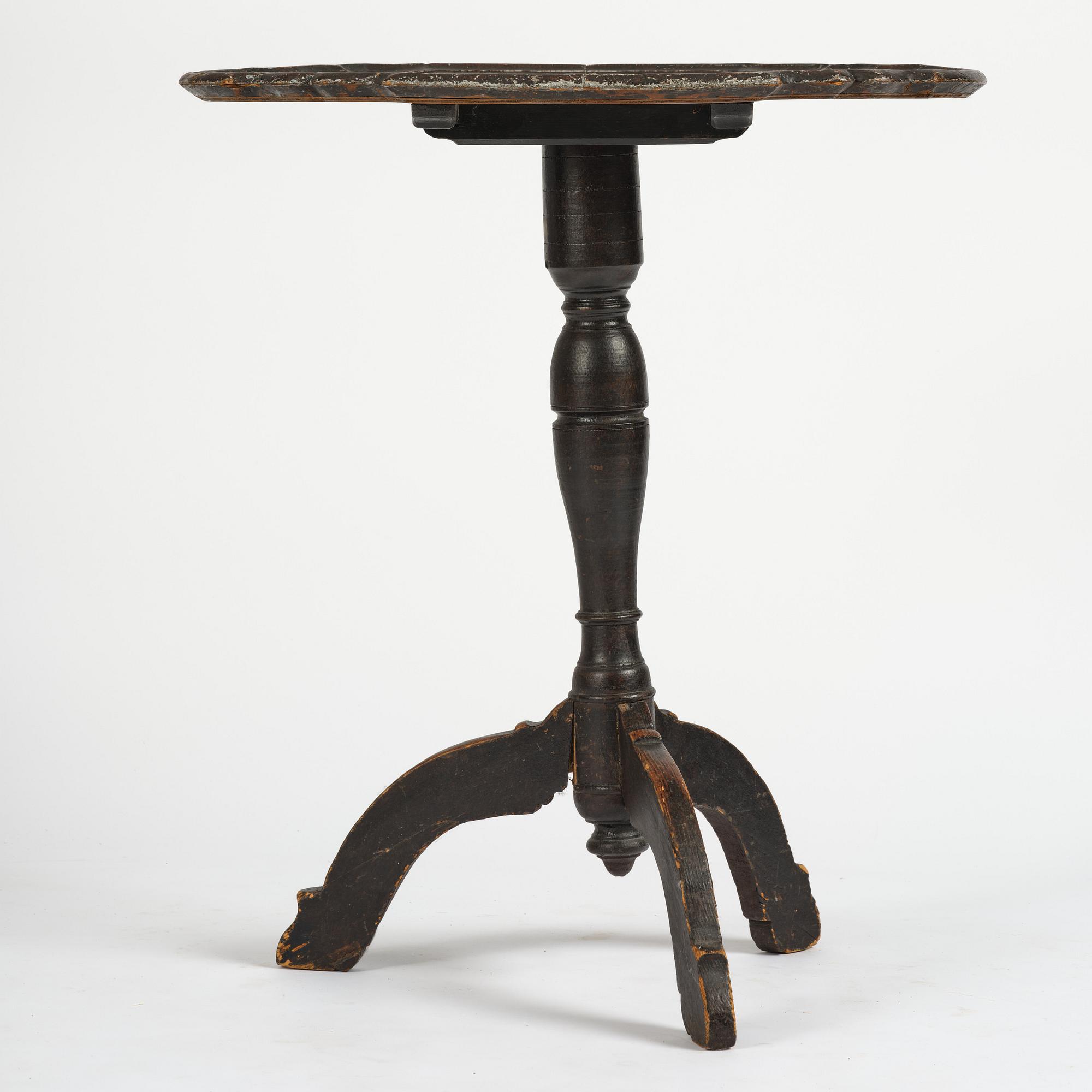 A Swedish late baroque japanned tilt-top tea table, mid 18th century.