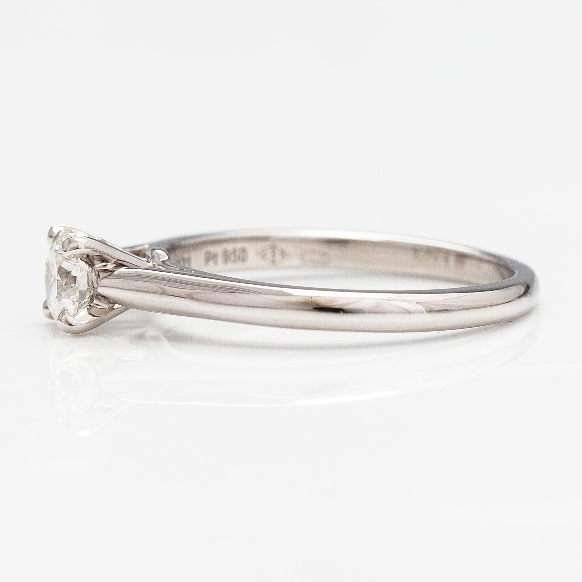 Cartier, Sormus, platinaa ja timantti n. 0.41 ct. Merkitty DZJ421. GIA todistus.