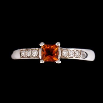 RING, 14k vitguld, centralt citrin ca 0,30ct samt 6 st briljantslipade diamanter tot ca 0,10ct. Vikt ca 3,55 gram.