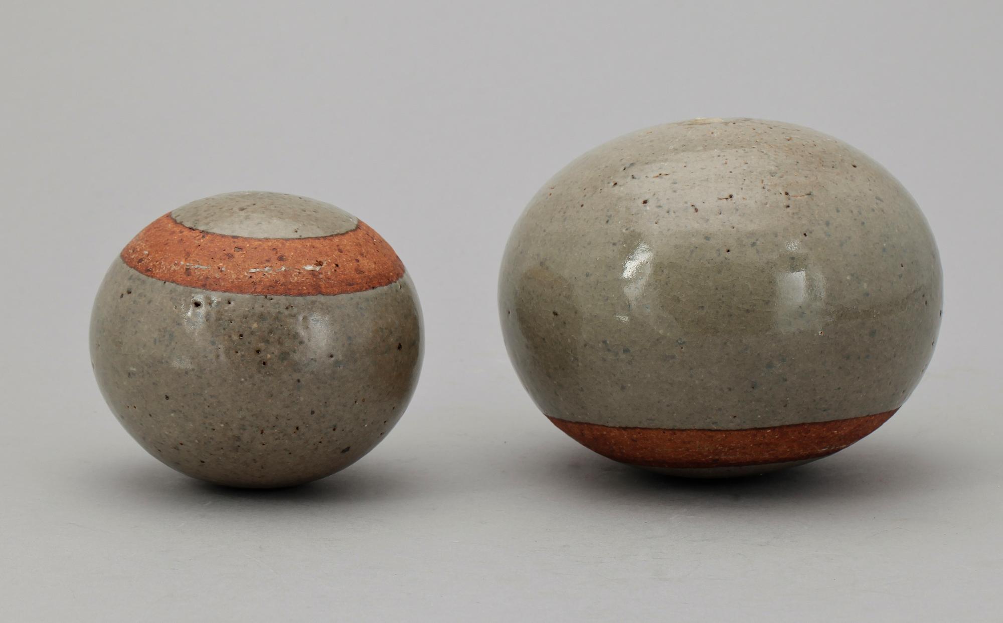 BORDSDEKORATIONER, 8 st, samt PLAKETTER, 2 st. Bl a Bengt Berglund, Gustavsberg.