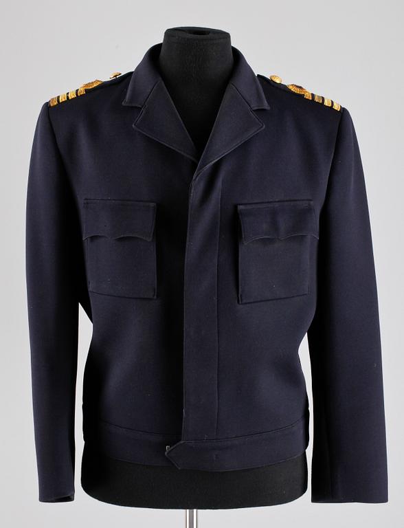 UNIFORM FÖR KOMMENDÖRSKAPTEN FÖR SVENSKA KUNGL. FLOTTAN, 12 delar, 1900-talets mitt/andrahälft.