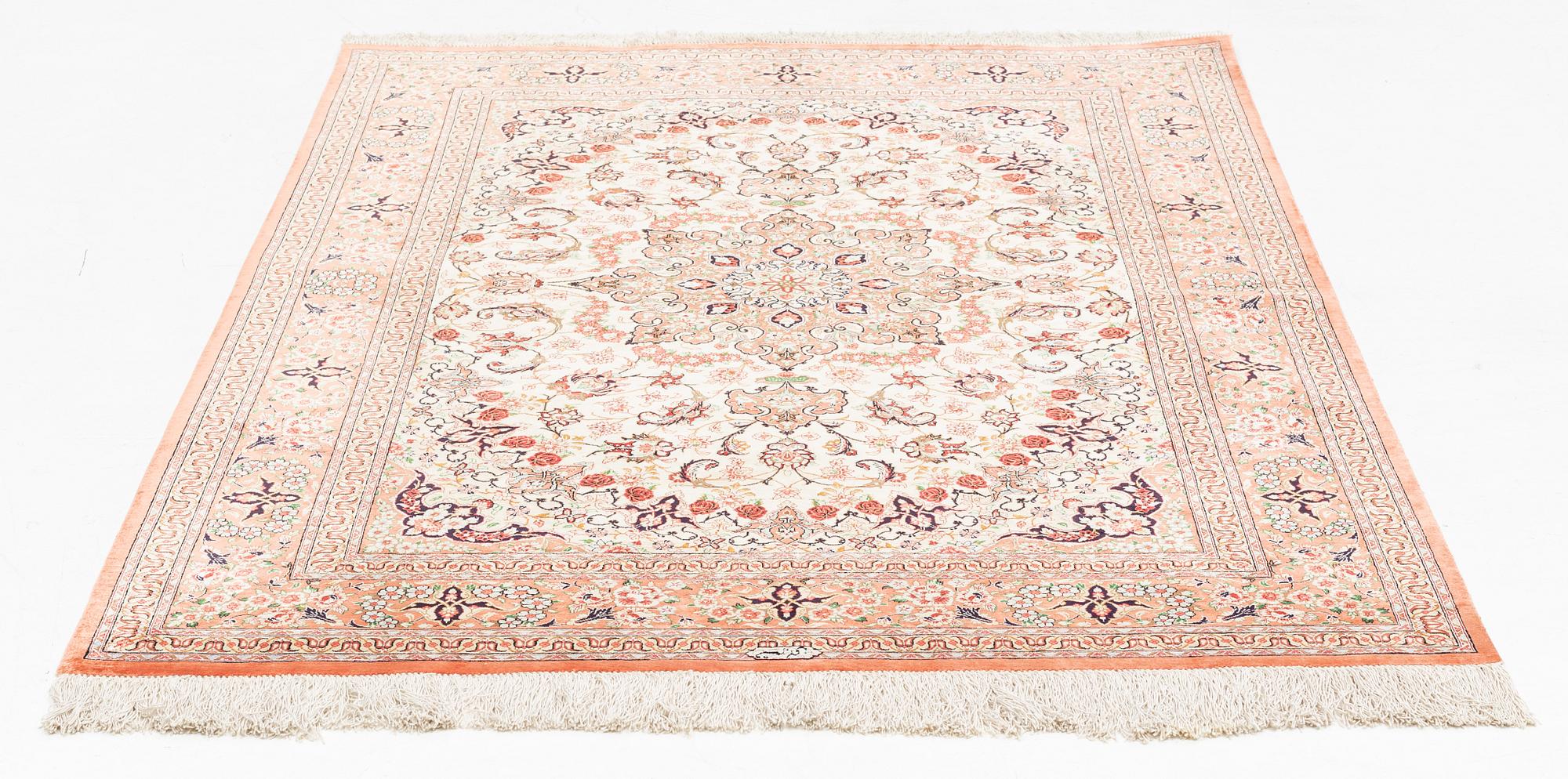Matta, old silke Ghom, signerad ca 197 x 136 cm.