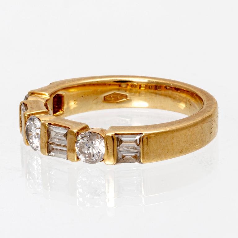 Ring 18K guld med diamanter runda briljantslipade samt baguetteslipade.