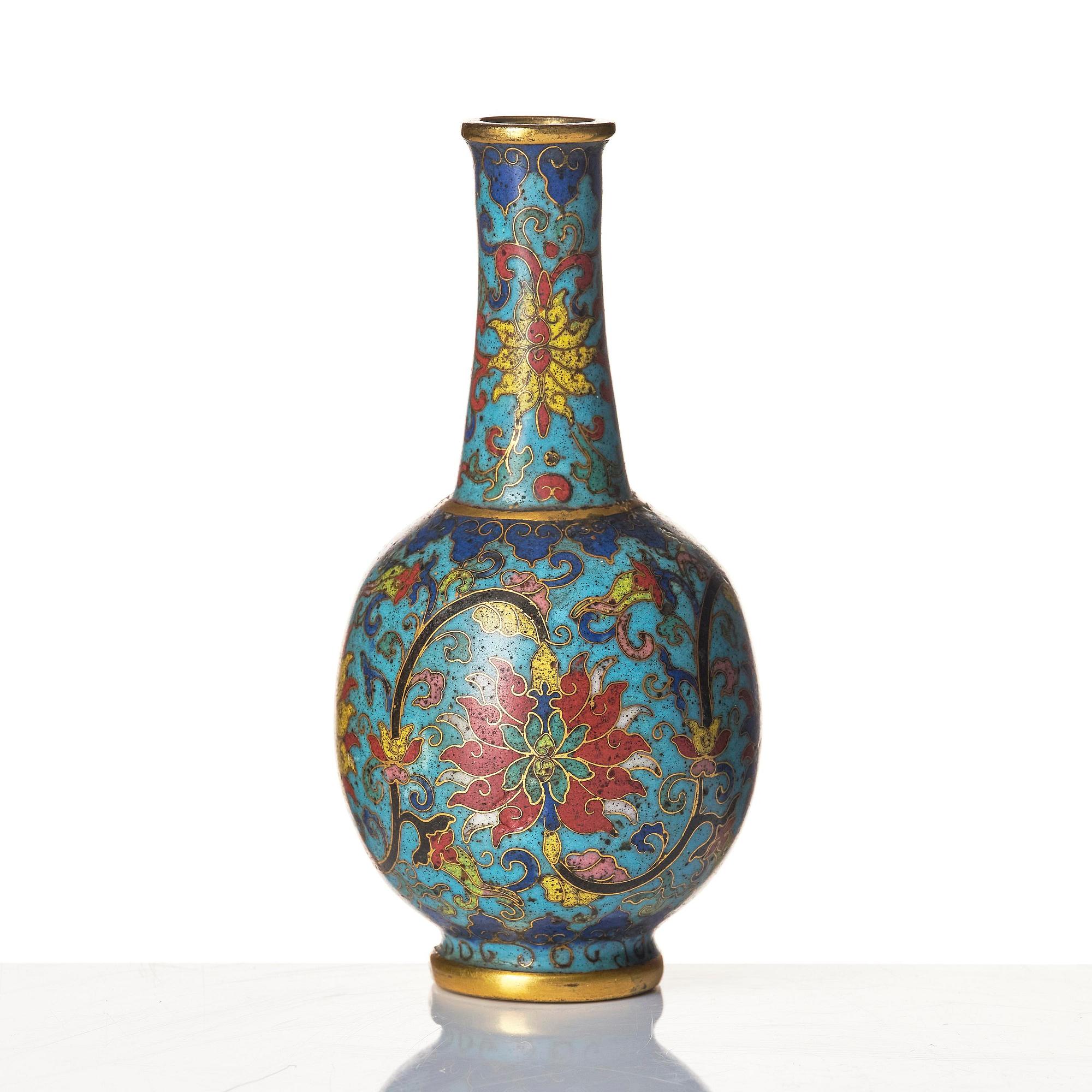 Vas, cloisonné. Qingdynastin, med Qianlongs märke och period (1736-95).