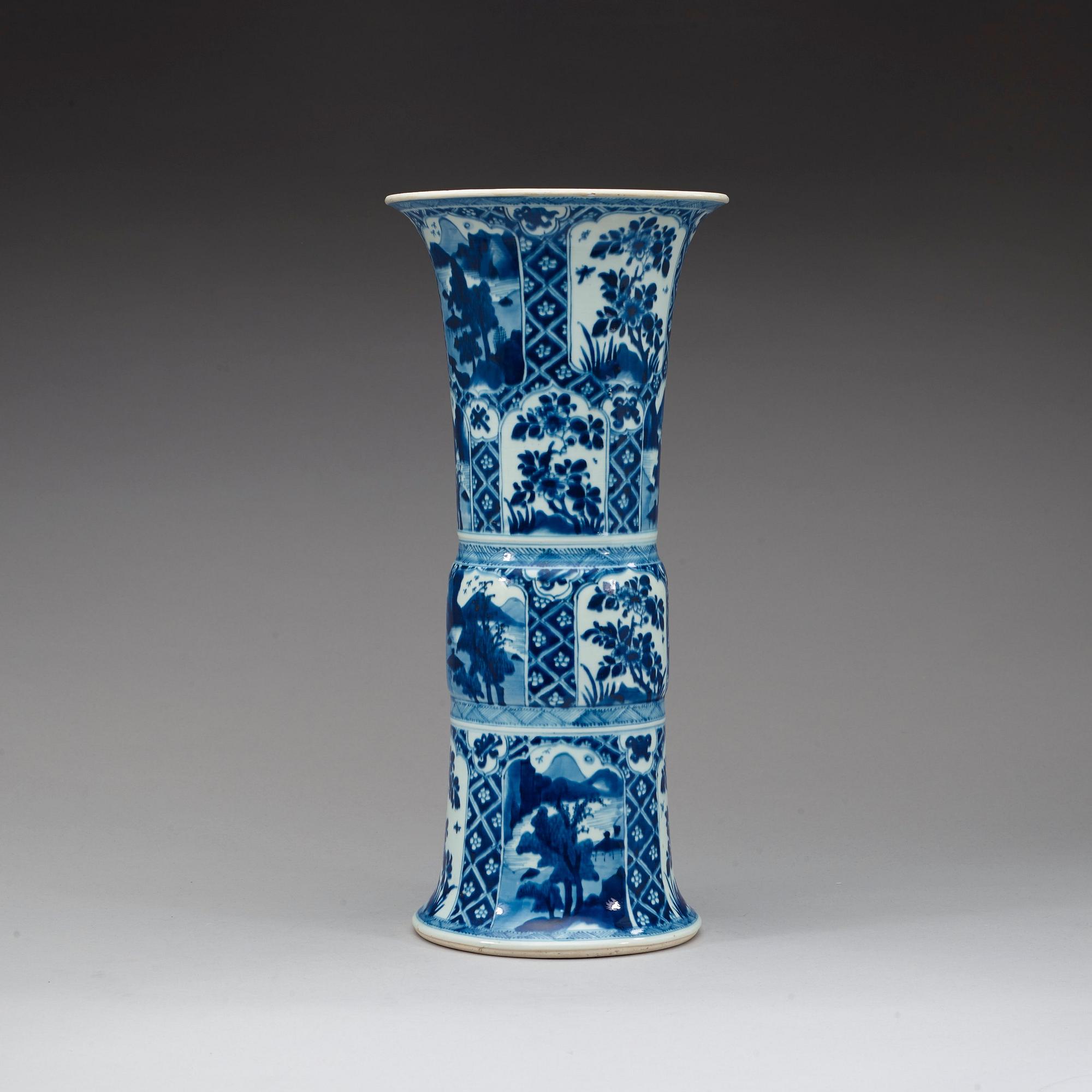 A large blue and white vase, Qing dynasty, Kangxi (1662-1722).