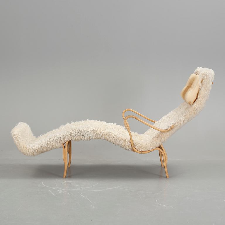 LIGGFÅTÖLJ, "Pernilla", brännmärkt Bruno Mathsson design.