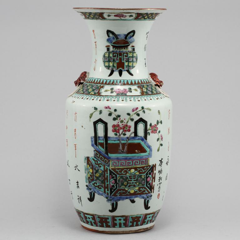 VAS, porslin, Kina, 1900-tal.