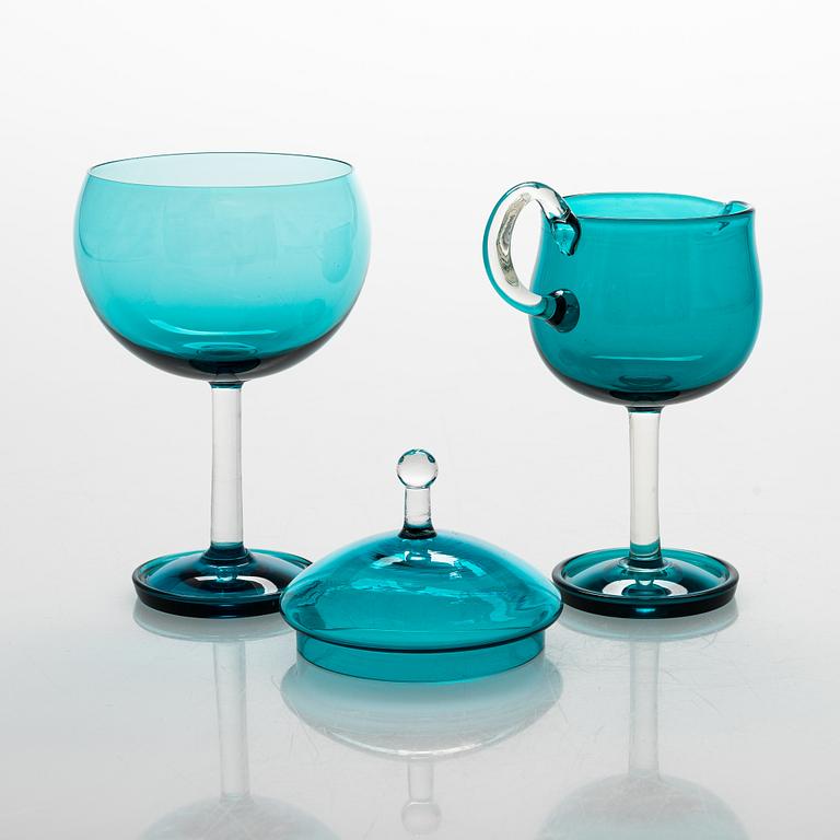 Nanny Still, Sockerskål och gräddsnäcka, "Harlekin", glas, modeller 1192 resp 1193, Riihimäen Lasi. Design år 1958.