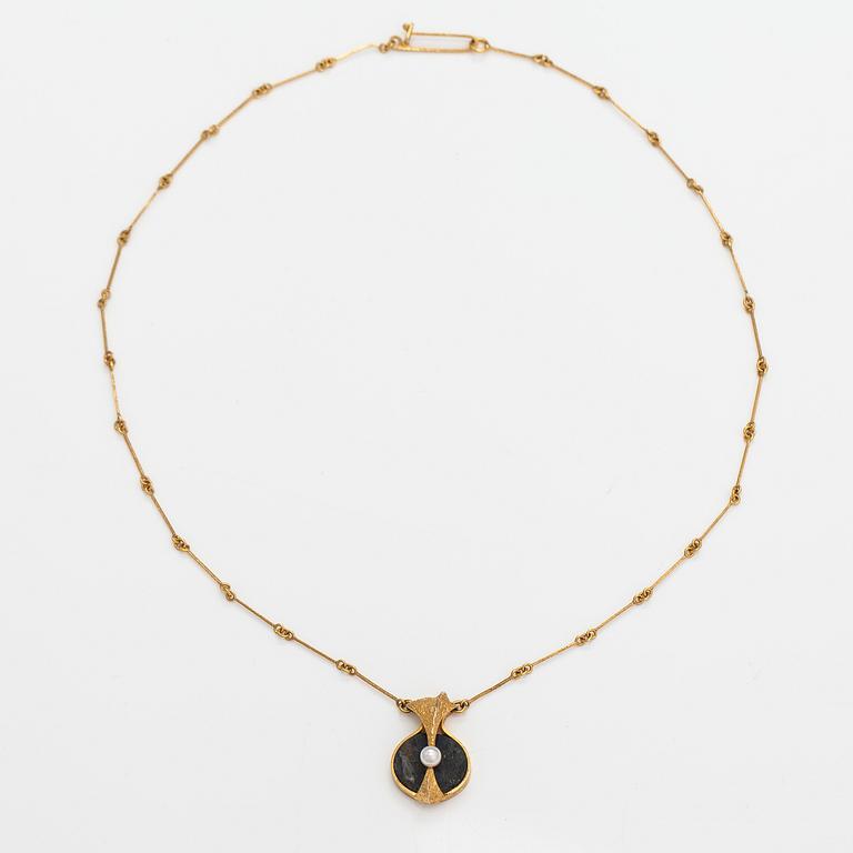 Björn Weckström, A 14K gold necklace 'Pearl bridge' with a cultured pearl and a spectrolite. Lapponia 1976.