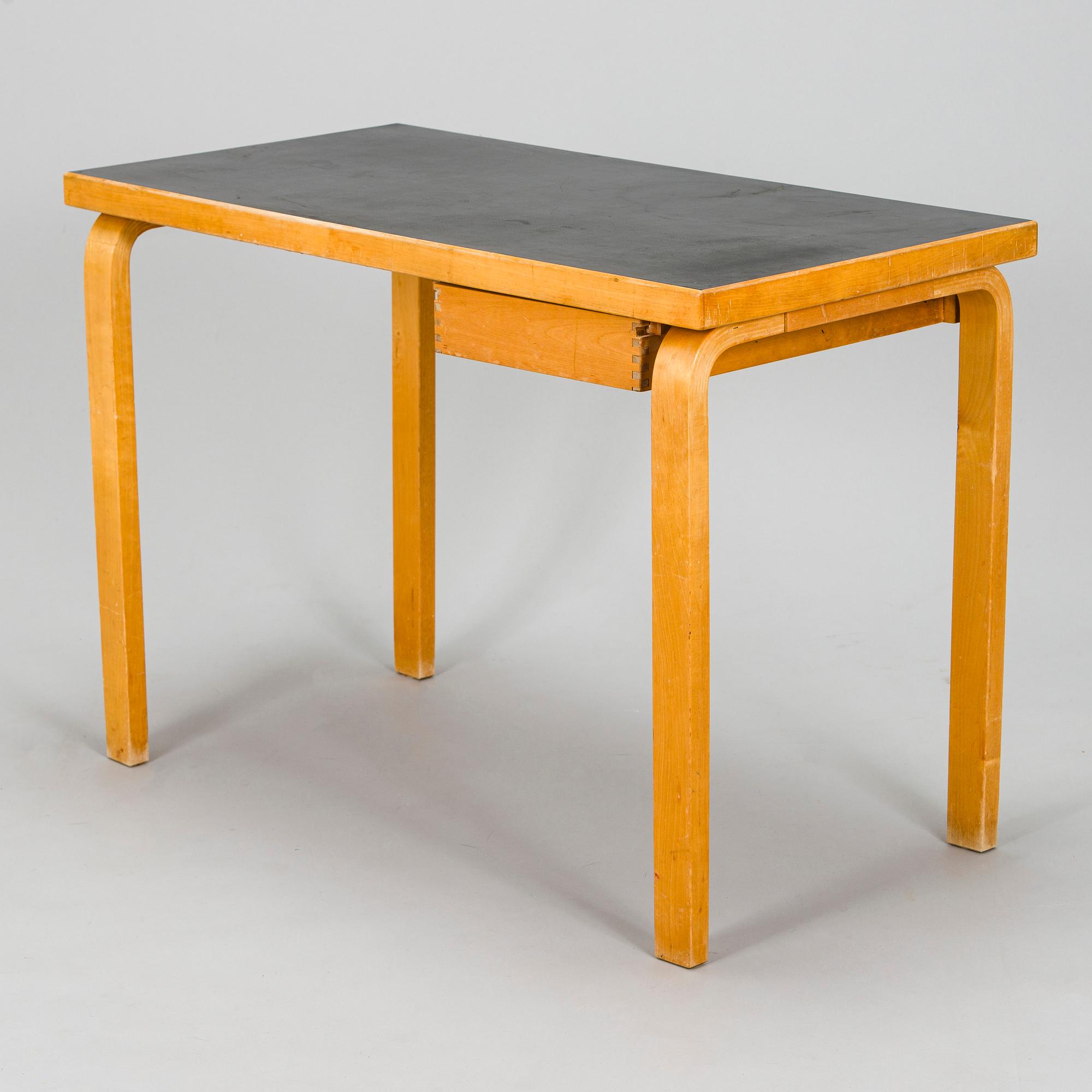 Alvar Aalto, kirjoituspöytä, "K81", O.Y. Huonekalu-ja Rakennustyötehdas A.B. 1900-luvun puoliväli.