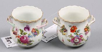 MINIATYRKRUKOR samt DÖRRHANDTAG, porslin, bl a Dresden, 1800/1900-tal.