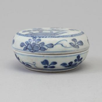 A blue and white box with cover, Qing dynasty, Kangxi (1662-1722).