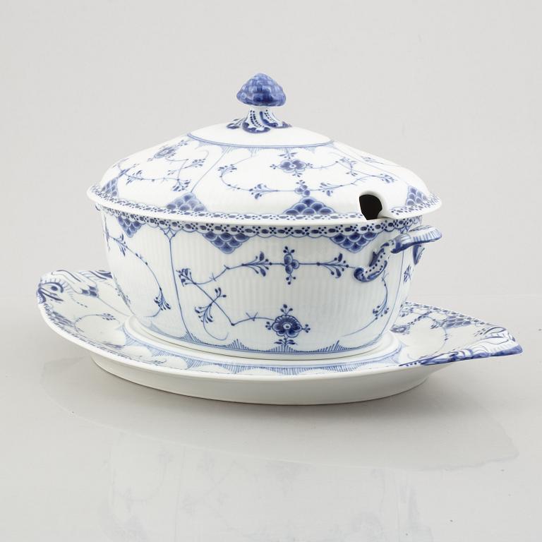 A 'Blue Fluted Half Lace' / 'Musselmalet' tureen with cover and stand, Royal Copenhagen, model 718 och 599, 1898-1923.