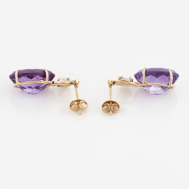 Earrings with amethysts and brilliant-cut diamonds.