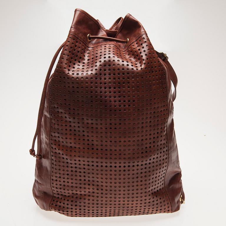 LAUKKU, Etienne Aigner.