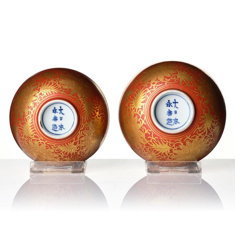 A group of 13 red and gold decorated blue and white bowls with dragon and crane motif, Meiji period (1868-1912).