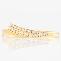 Bangle in 18K gold set with brilliant-cut diamonds.