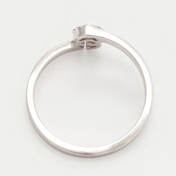 Gucci, an 18K white gold 'GG Running' ring with diamonds.