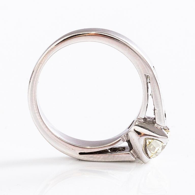 An 18K gold ring with a brilliant-cut diamond ca. 1 ct and princess-cut diamonds ca. 0.7 ct in total.