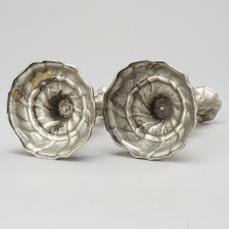 LJUSSTAKAR, ett par, av Johan Anjou (Gävle 1763-1808/10). Rokoko.