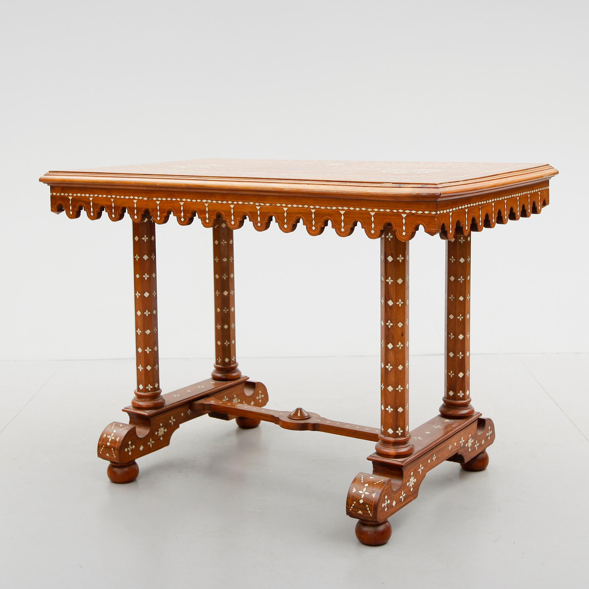 BORD, orientaliskt, sent 1800-tal.