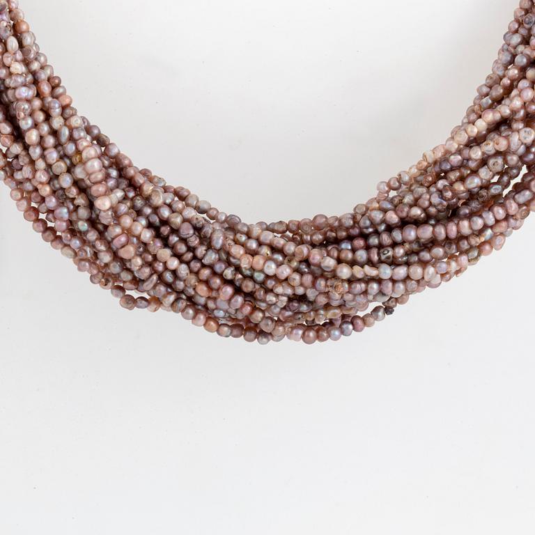 Pinkpurple seed pearl necklace, clasp with old-cut diamonds and mabépearl.