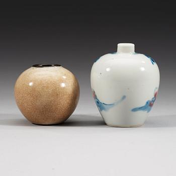 Two blue and white and red miniature vases, late Qing dynasty (1644-1912).