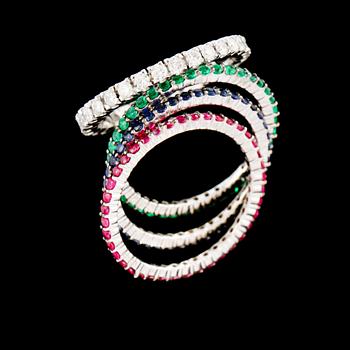 RINGAR, 4 st, 18k vitguld med diamanter 0.67 ct, rubiner 0.66 ct, smaragder 0.49 ct och blå safirer 0.62 ct. Vikt 5,1 g.