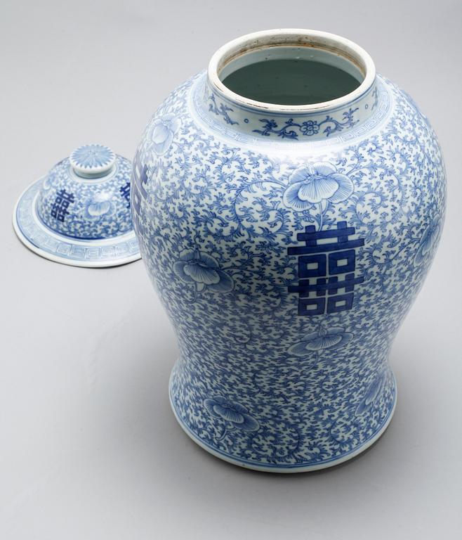 A pair of blue and white Chinese lided jars from 20th century.