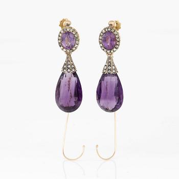 ÖRHÄNGEN, ett par, med fasetterade ametister och rosenslipade diamanter, 1900-talets andra hälft .
