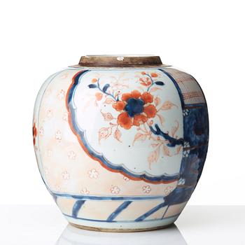 An imari jar, Qing dynasty, Kangxi (1662-1722).