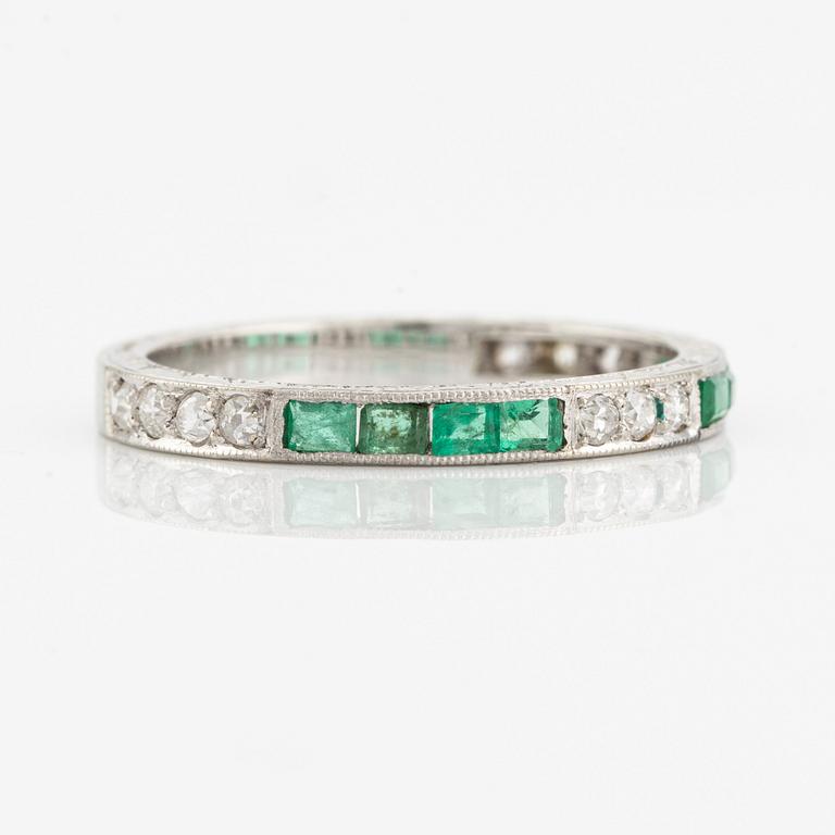 Ring, alliance, 18K white gold with square-cut emeralds and old-cut diamonds.