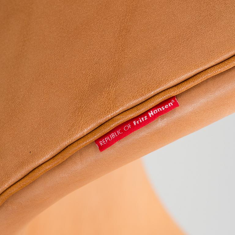 A "Swan" chair by Arne Jacobsen for Fritz Hansen, 2007.