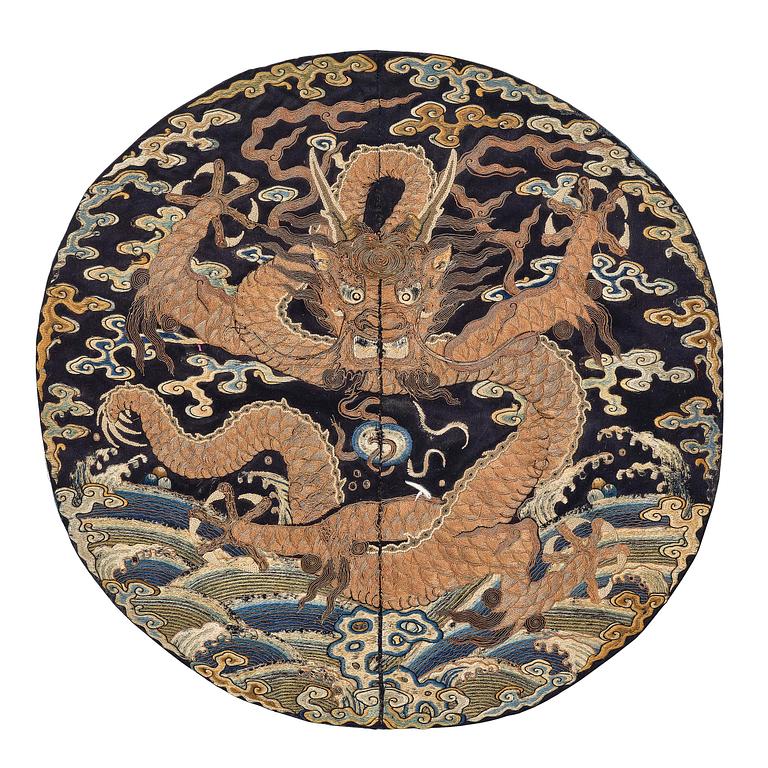 A fine five clawed dragon roundel, Qing dynasty, mid 18th century.