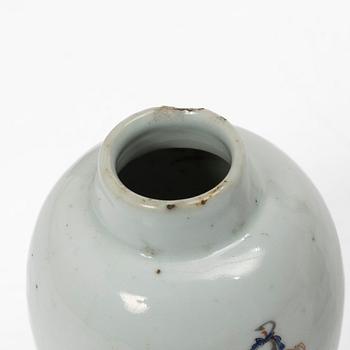 Tesdosa, porslin, Kina, 1700-tal samt tekanna, porslin, Kina, 1800-tal.