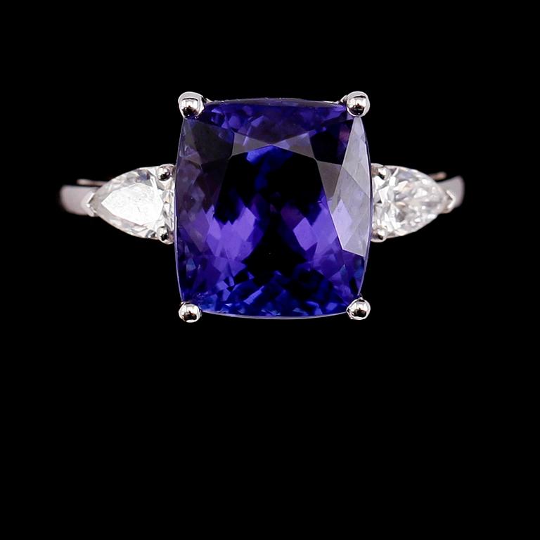 RING, 18 k vitguld, tanzanit 6.54 ct, diamanter 0.41 ct.
