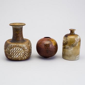 STIG LINDBERG, three vases and a stoneware dish, Gustavsberg 1960/70s.