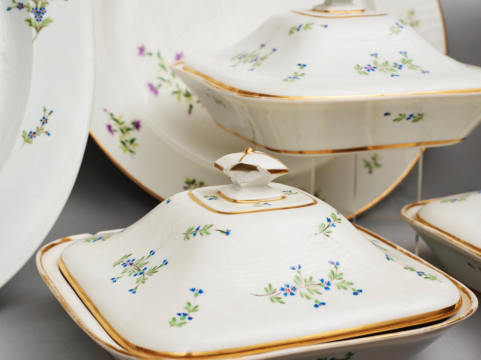 SERVISDELAR, 15 stycken, porslin. Frankrike, Paris, 1800-tal.