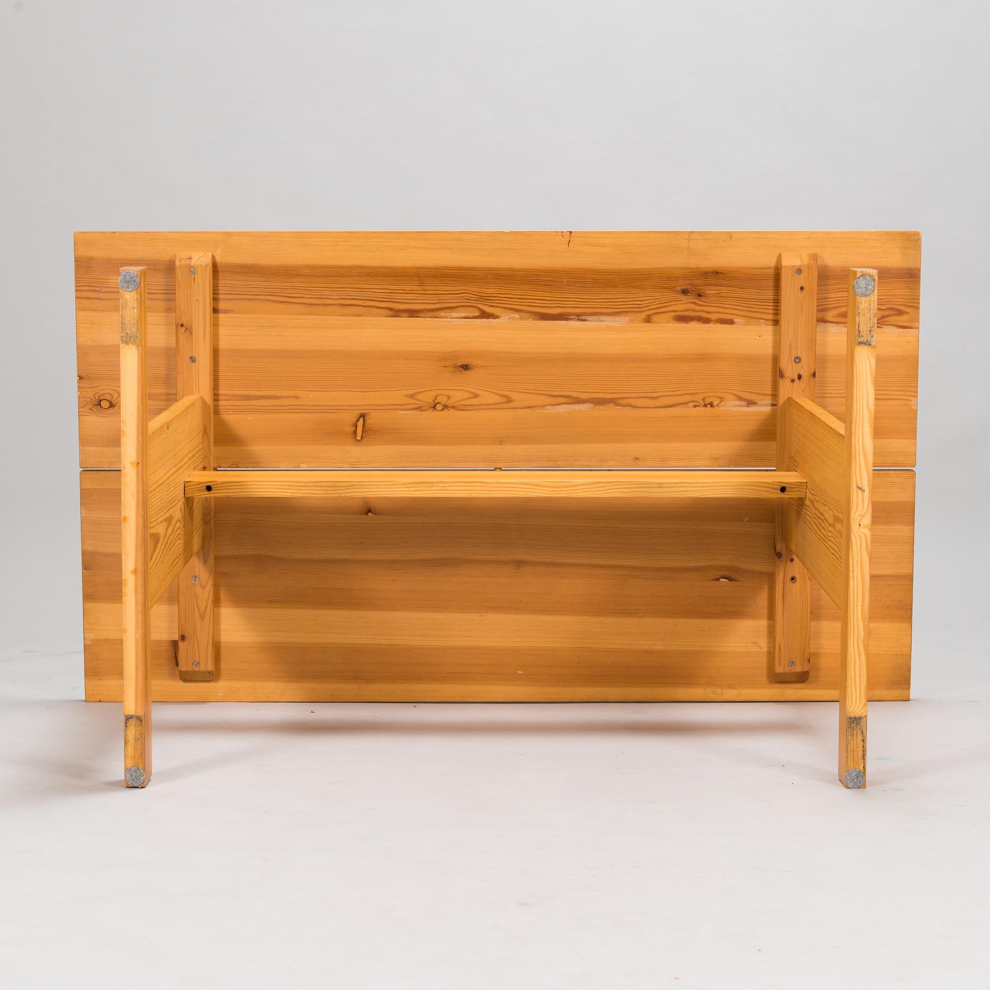 Ilmari Tapiovaara, pöytä kahdella penkillä, Laukaan puu.