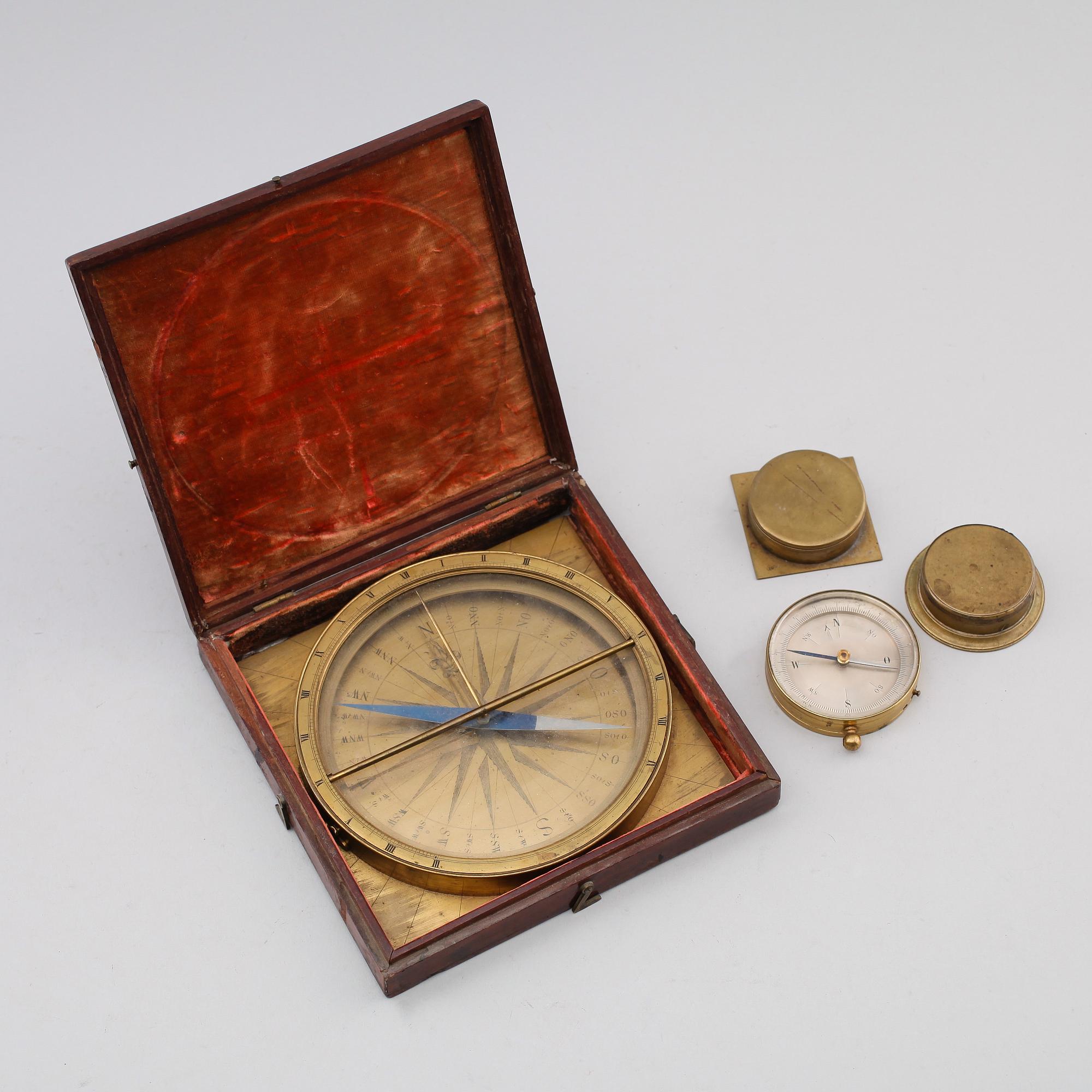 KOMPASSER, 3 st samt VATTENPASS, mässing, 1800-/1900-tal.