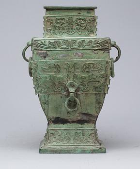 URNA, bronserad metall, arkaiserande,  1900-talets andra hälft.