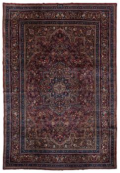 391. A 1920s Meshed 'Amoghli' carpet, ca 526,5 x 356 cm.