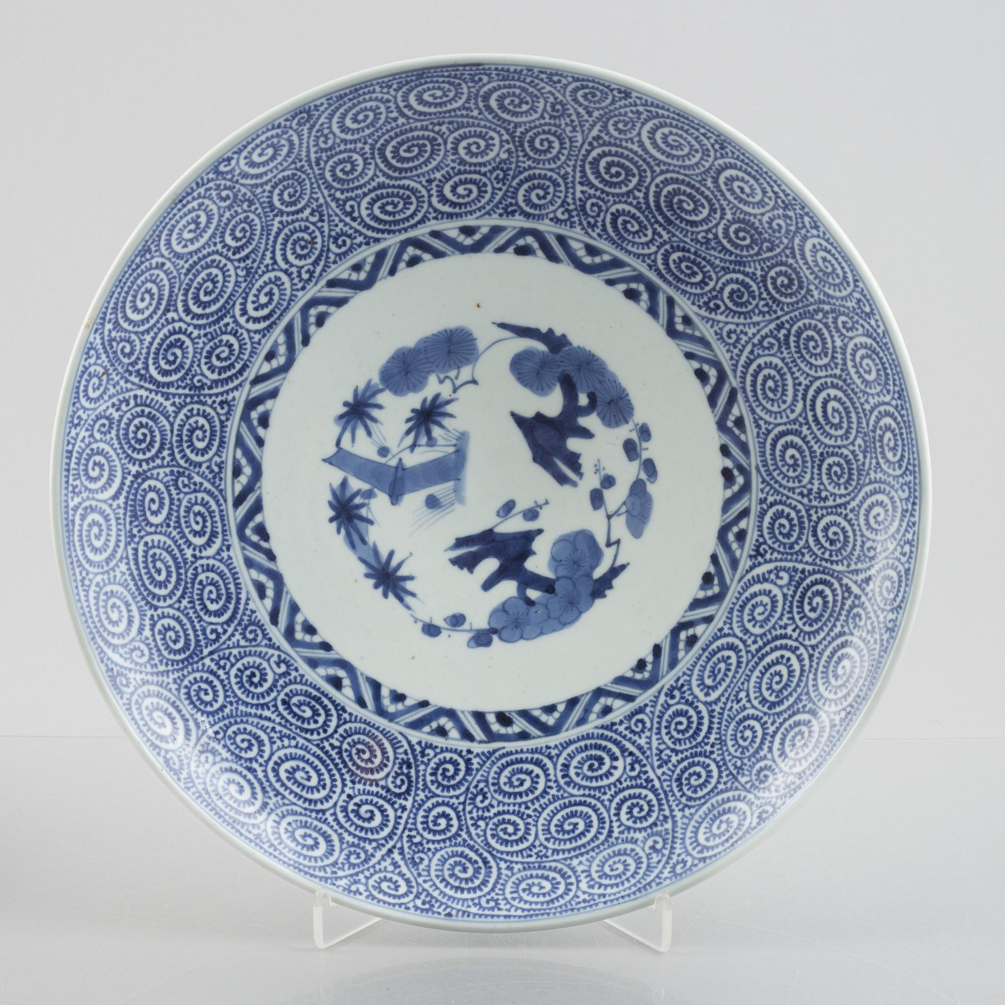 Skålar, två stycken, samt fat, porslin. Japan, Meiji (1898-1912).