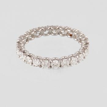 RING, 18K guld med briljantslipade diamanter ca 1.93 ct. Vikt 2,8 gram.