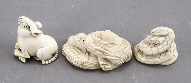 (klar) NETSUKE, 3 st, ben, Japan, 1800/1900-tal.