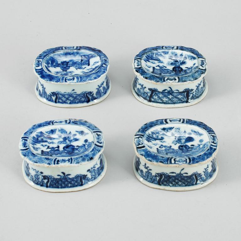 SALTKAR, 4 st, porslin, Kina, Qianlong (1736-1795).