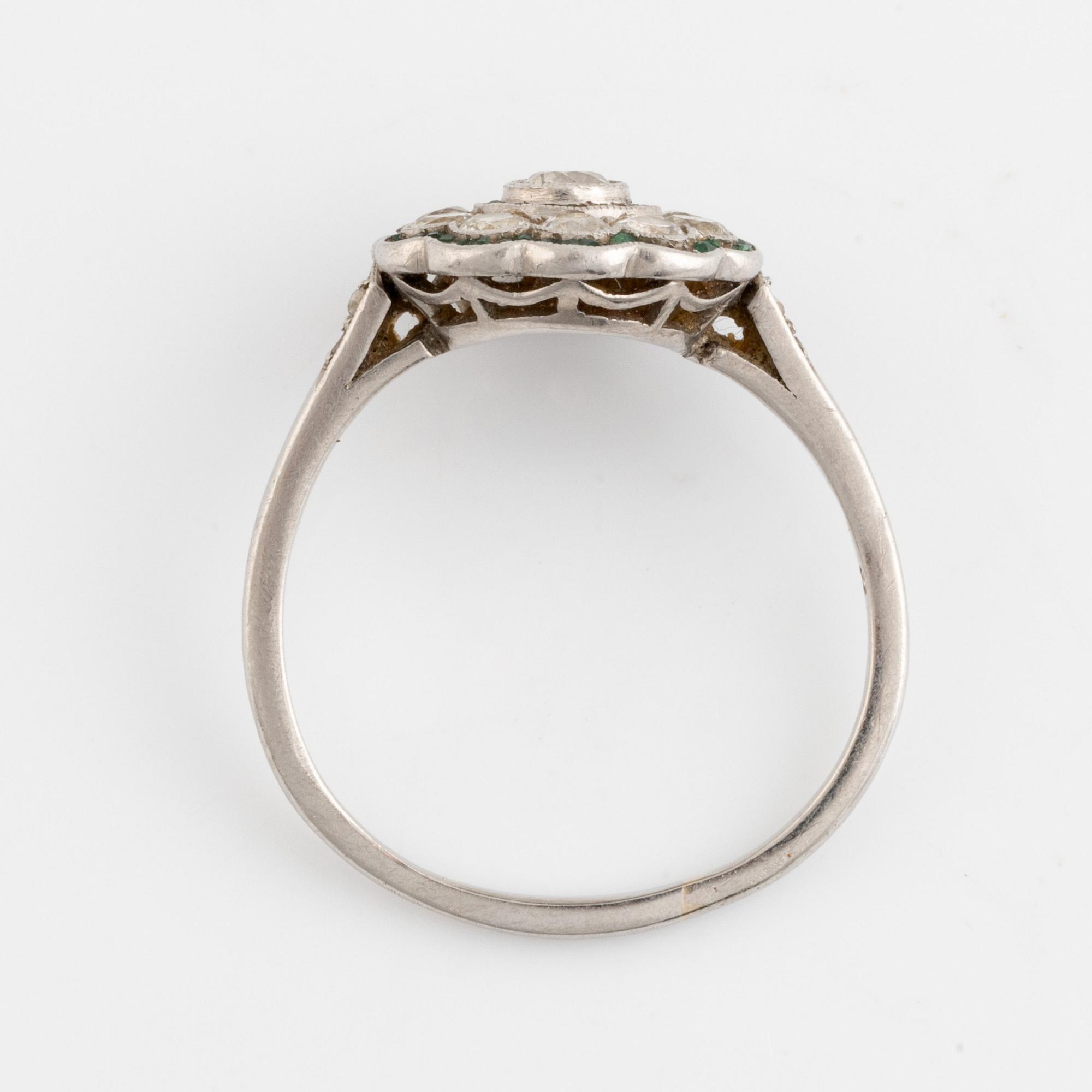 Ring platina med smaragder och briljantslipade diamanter.