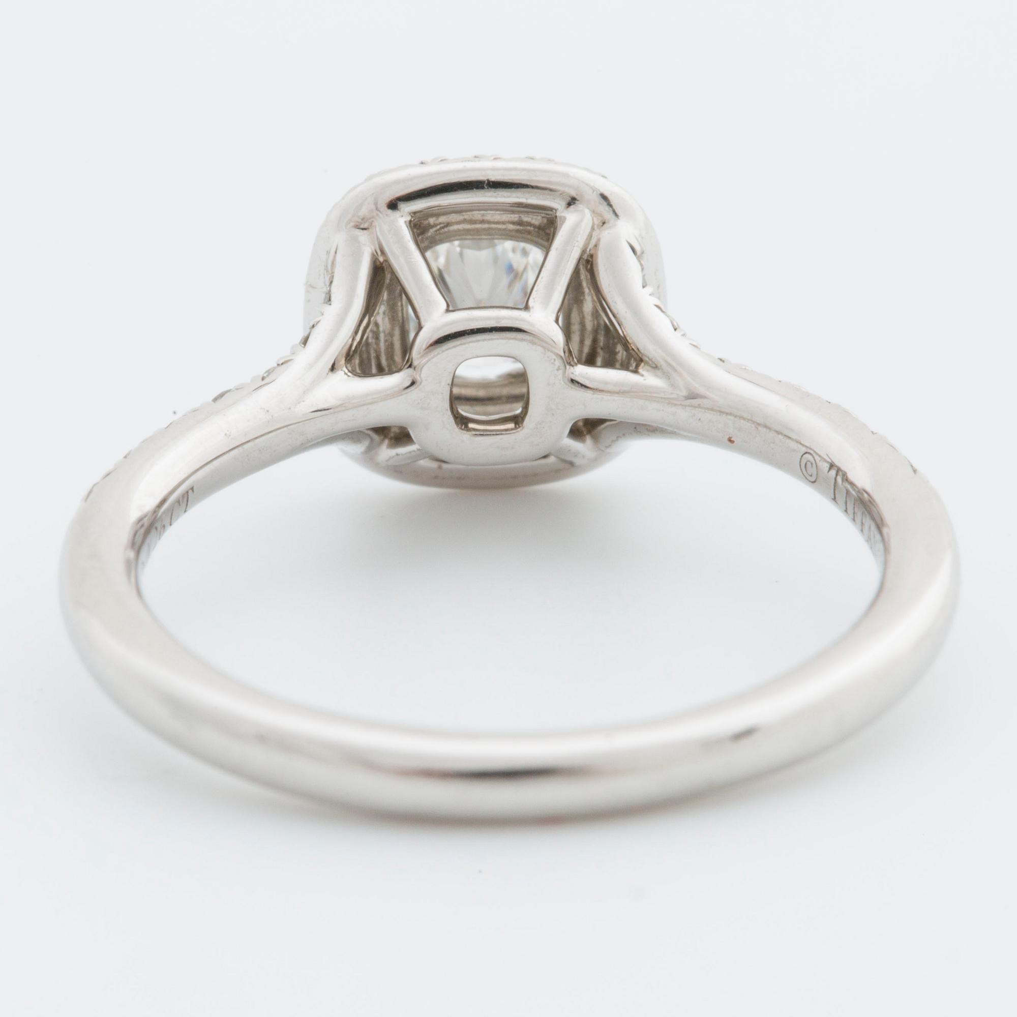 TIFFANYRING, platinum, 1 modfied cushion-shaped diamond 0,26 ct F VVS1 and brilliant-cut diamonds 0,25 ct D-G IF-VS2.