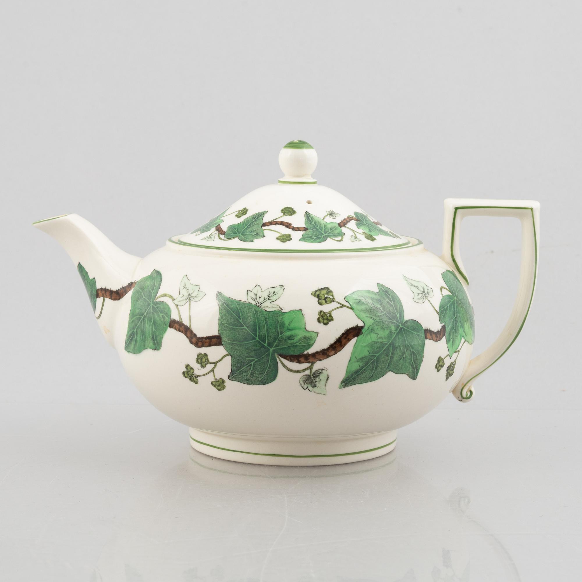 A "Napoleon Ivy" tea service, Wedgwood, England (26 pieces).